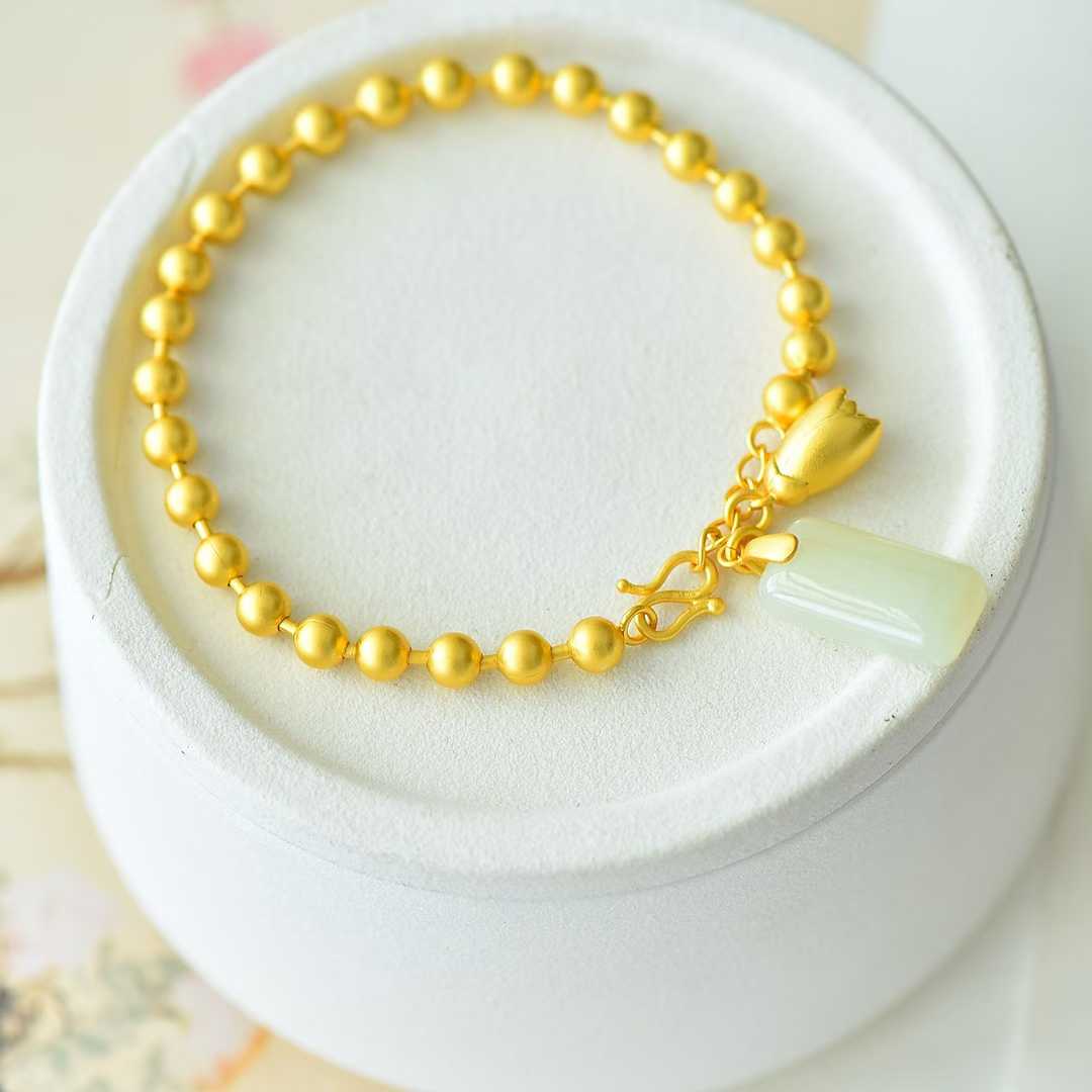 سوار من اليشم هتيان مرصع بالفضة عيار 925، مع خرزات فضية مستطيلة الشكل على شكل طبول مزدوجة وخردة فضية عادية.