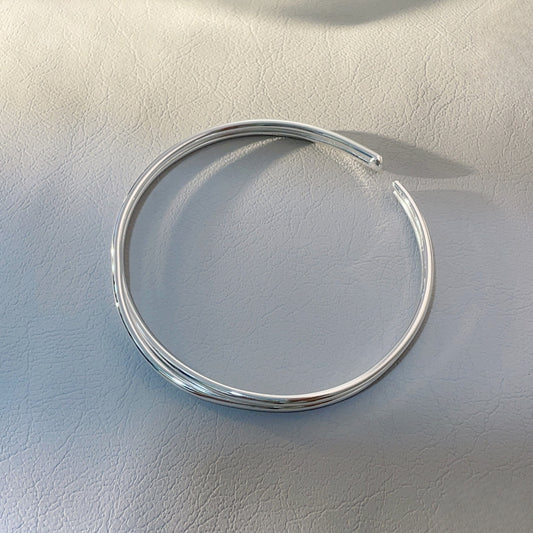 سوار كروس أوفر عصري من الفضة الإسترلينية 