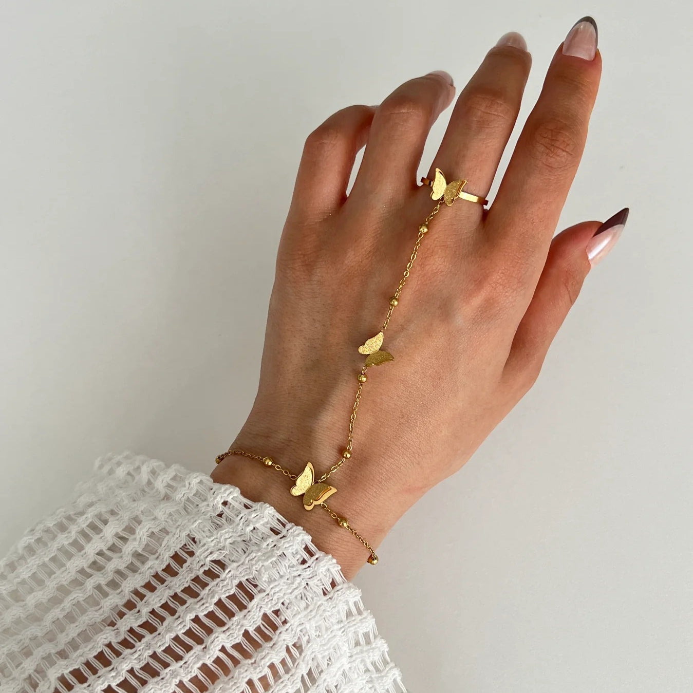 Design three-dimensional frosted butterflyfinger chain