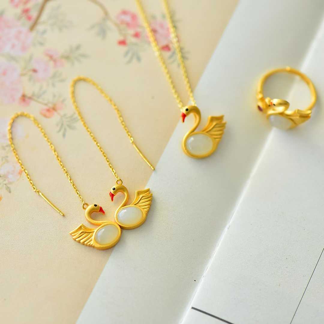 Elegant vintage silver swan jewelry set featuring graceful bird design