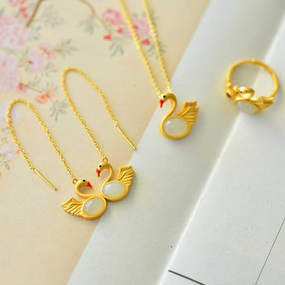 Elegant vintage silver swan jewelry set featuring graceful bird design