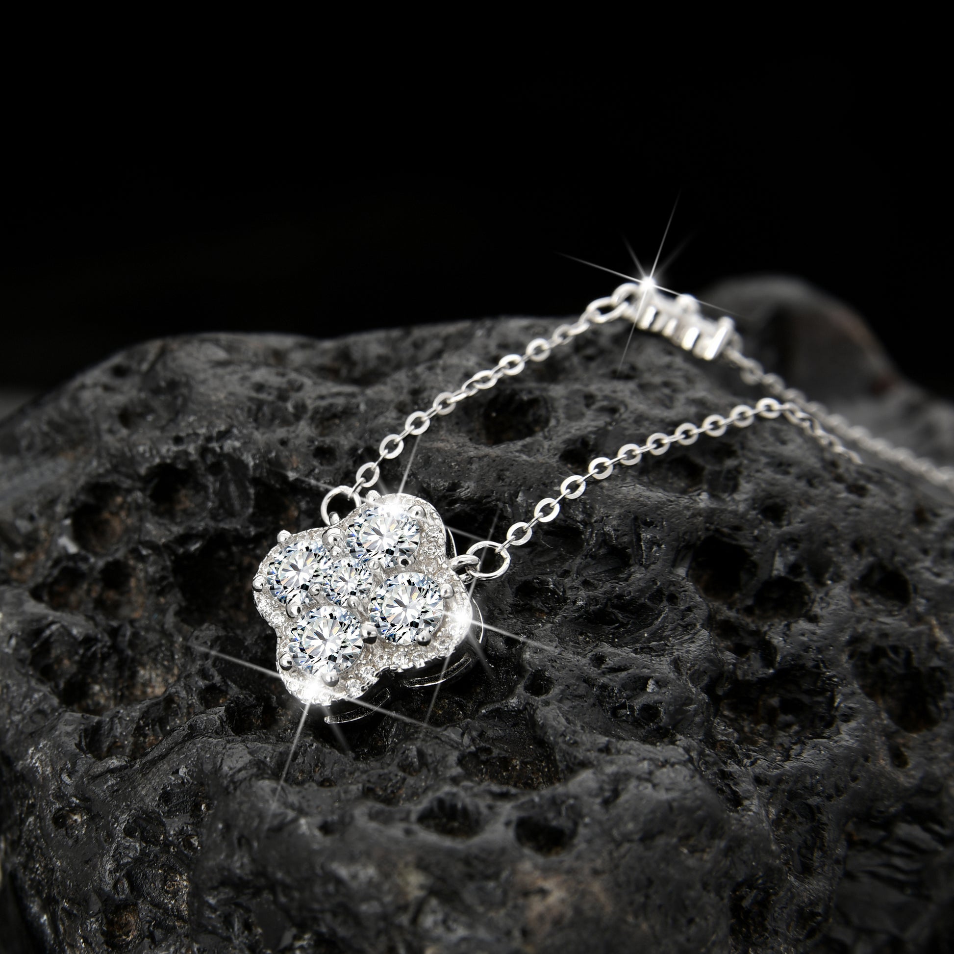 High-end exquisite design four-leaf petal pendant necklace - jewelryweilin