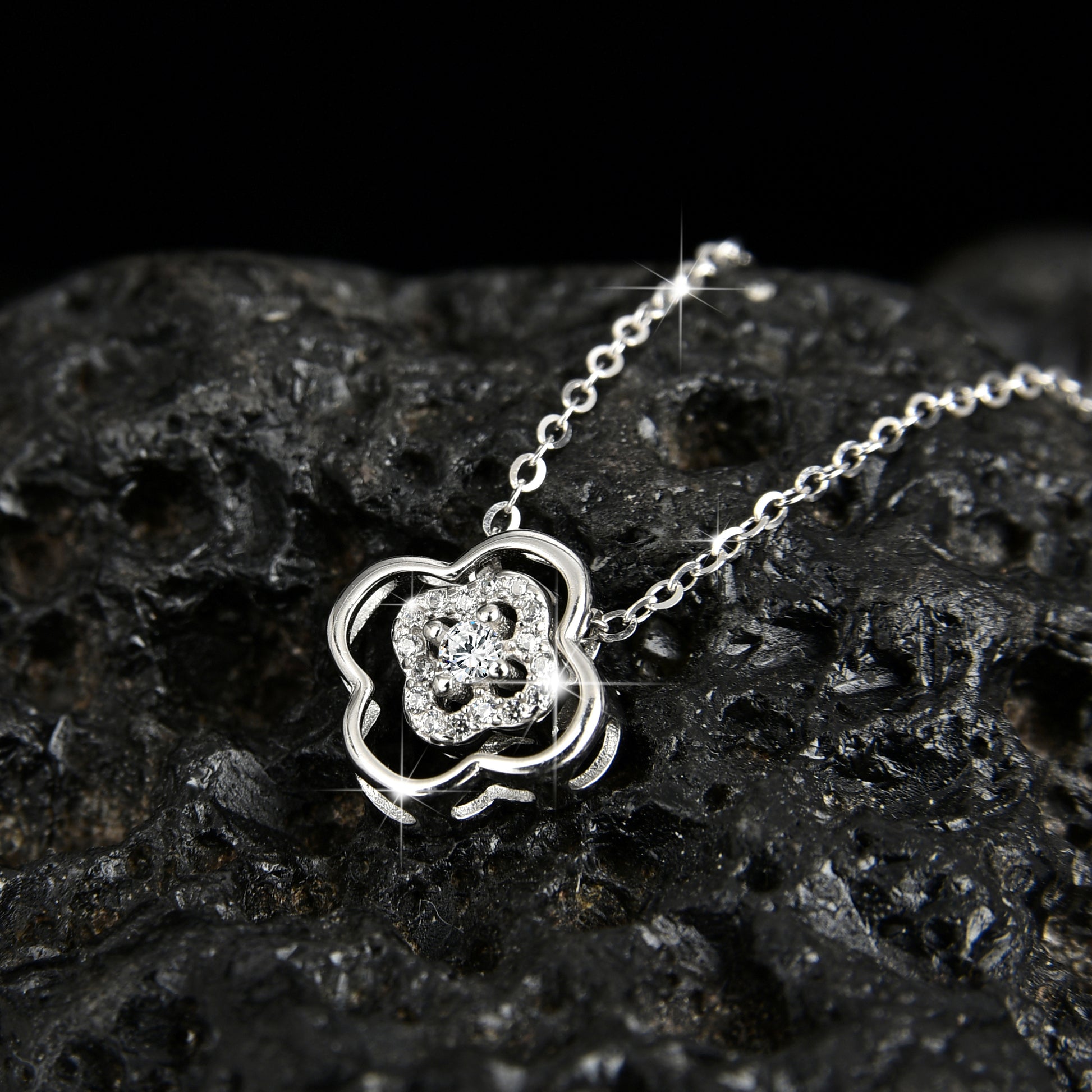 Fashionable and creative four-leaf clover pendant necklace - jewelryweilin