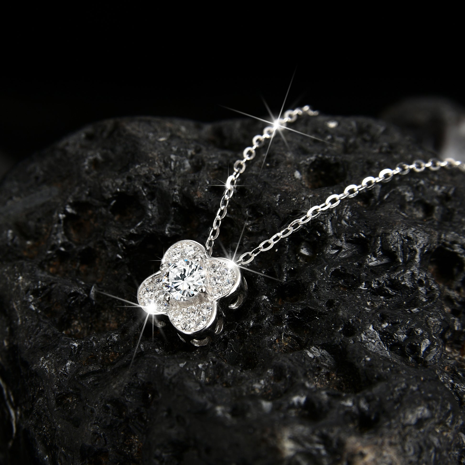 Exquisite and fashionable lucky four-leaf grass pendant necklace - jewelryweilin