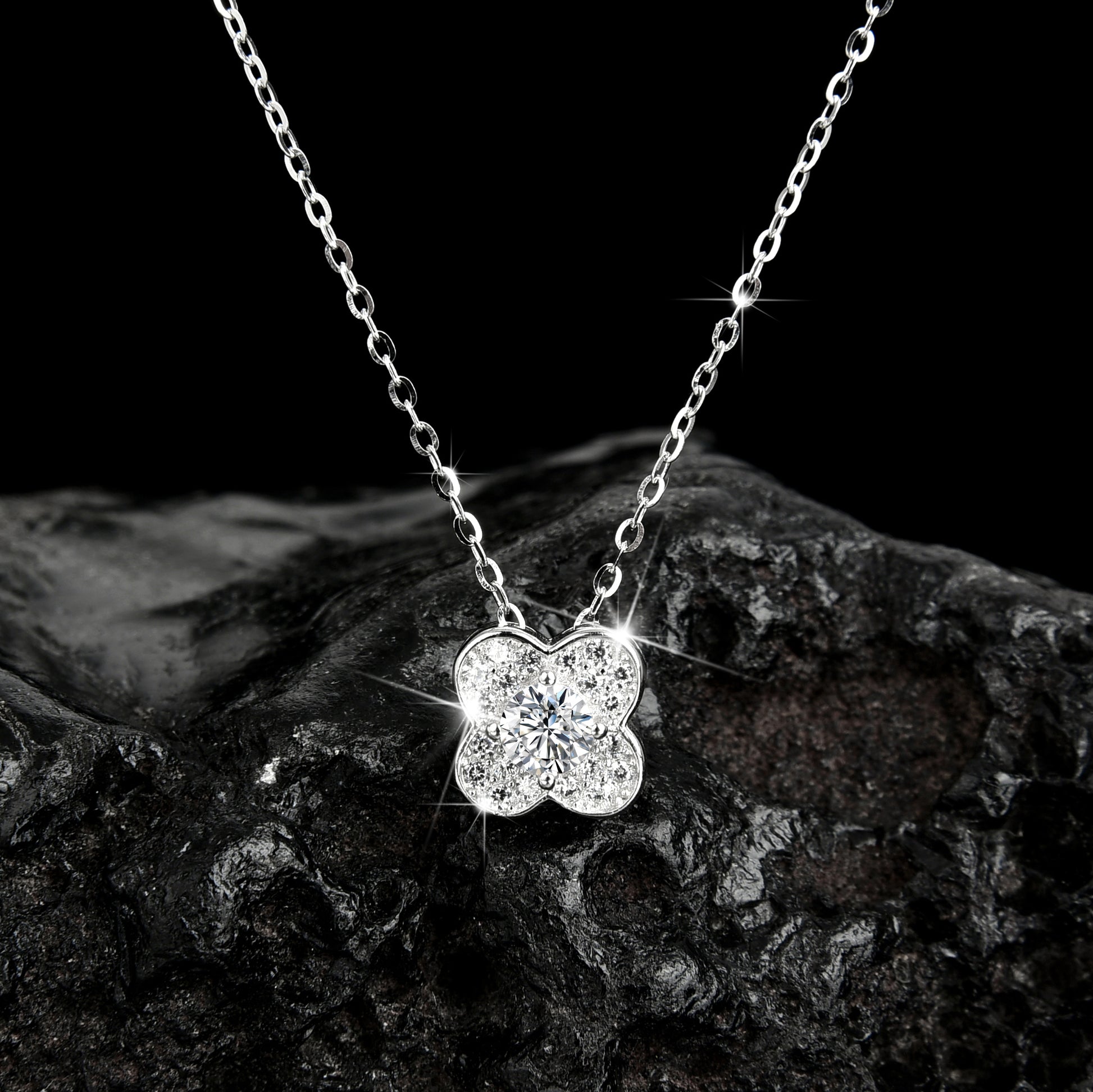 Exquisite and fashionable lucky four-leaf grass pendant necklace - jewelryweilin