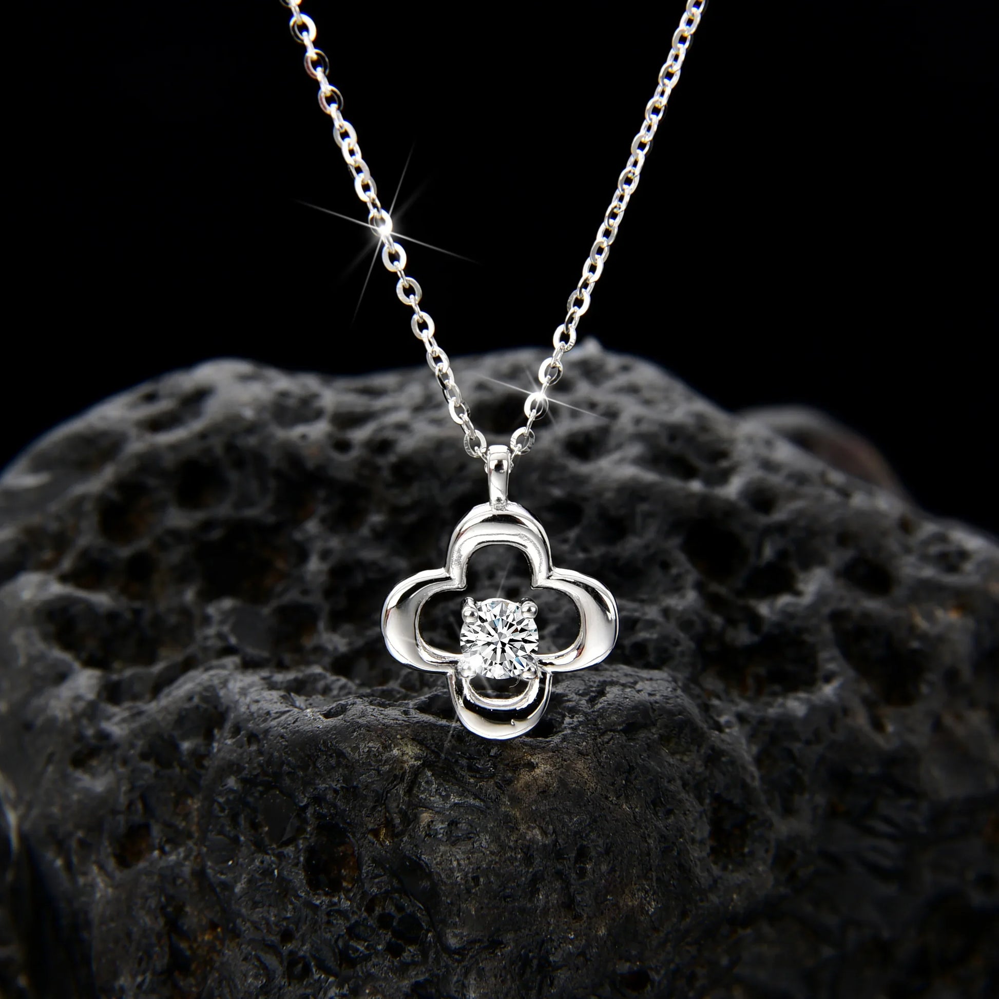 Hollow Four-Leaf Clover Zircon Pendant Necklace - jewelryweilin