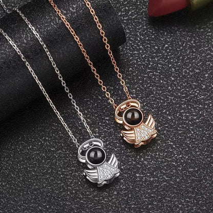 Collar de alas de ángel con proyección de fotos