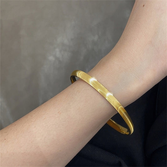 سوار عين القطة الفضي المصقول المخصص