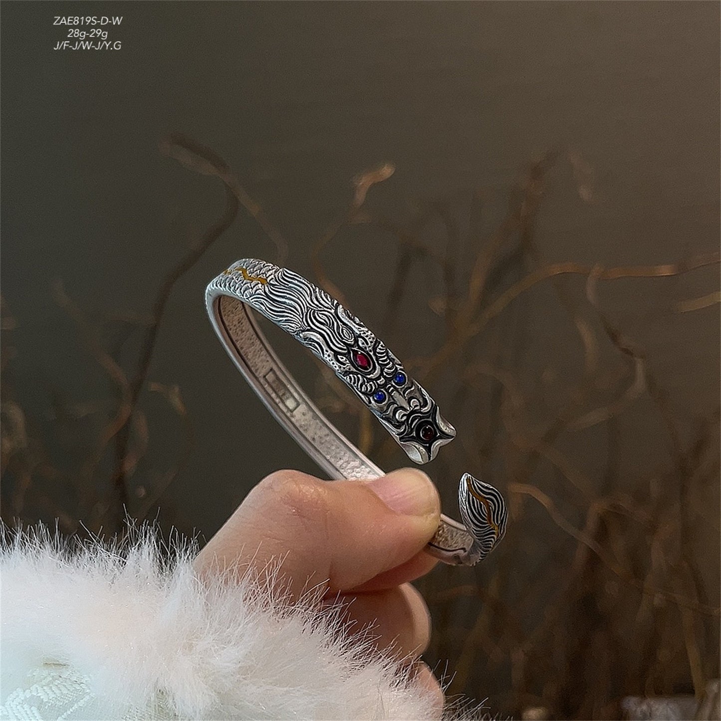 Pulsera abierta de plata de ley con dragón chino jugando con perla