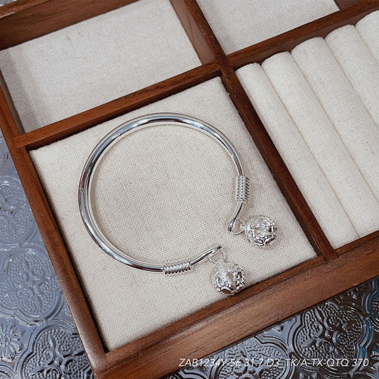 سوار من الفضة الإسترلينية العتيقة على شكل جرس معلق 