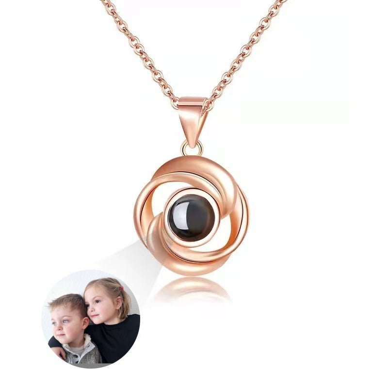 Collar de rosas con proyección de fotos