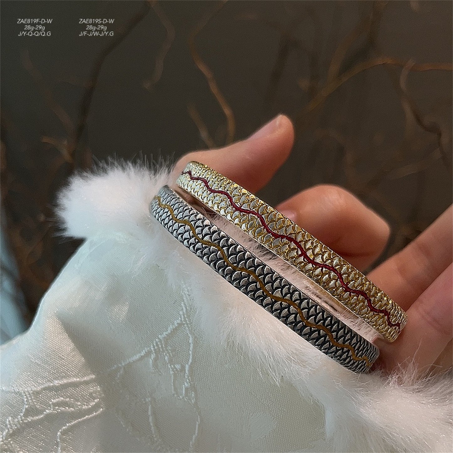 Pulsera abierta de plata de ley con dragón chino jugando con perla