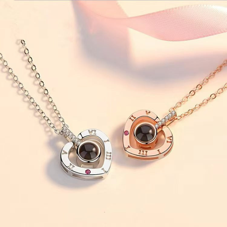 Collar con números romanos y proyección de fotos