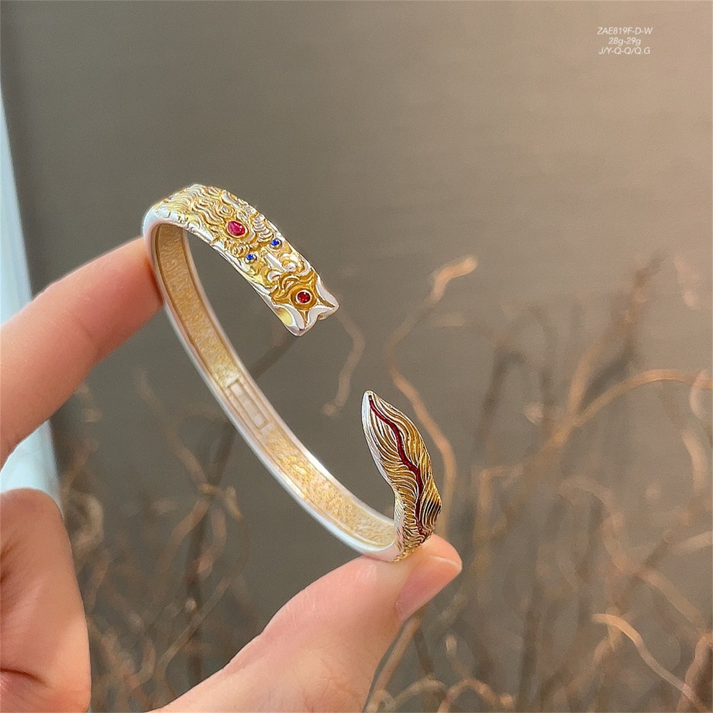 Pulsera abierta de plata de ley con dragón chino jugando con perla