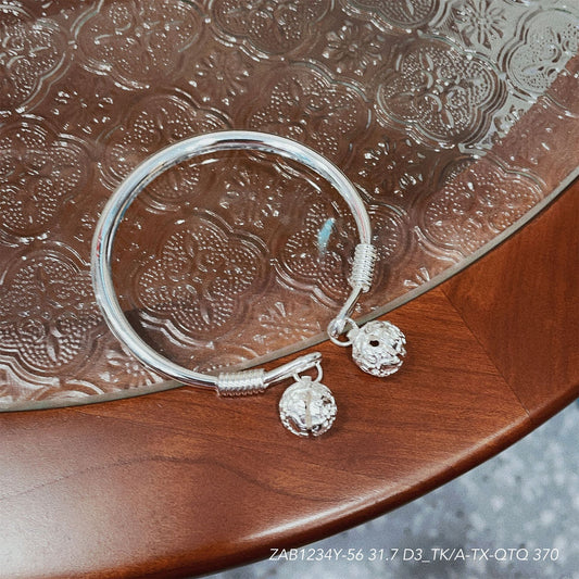 سوار من الفضة الإسترلينية العتيقة على شكل جرس معلق 