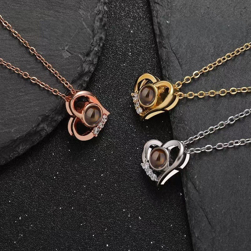 Collar de corazón con proyección de fotos
