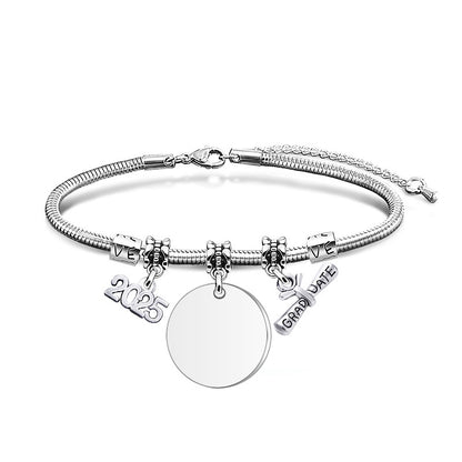 Pulsera con colgante de marca grabado con láser