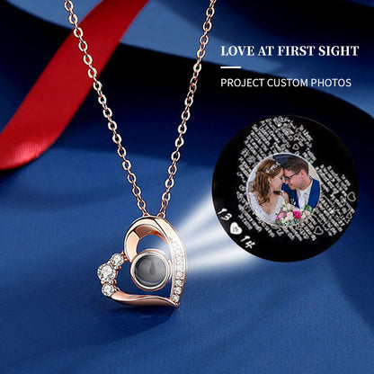 Collar con proyección de fotos en forma de corazón 