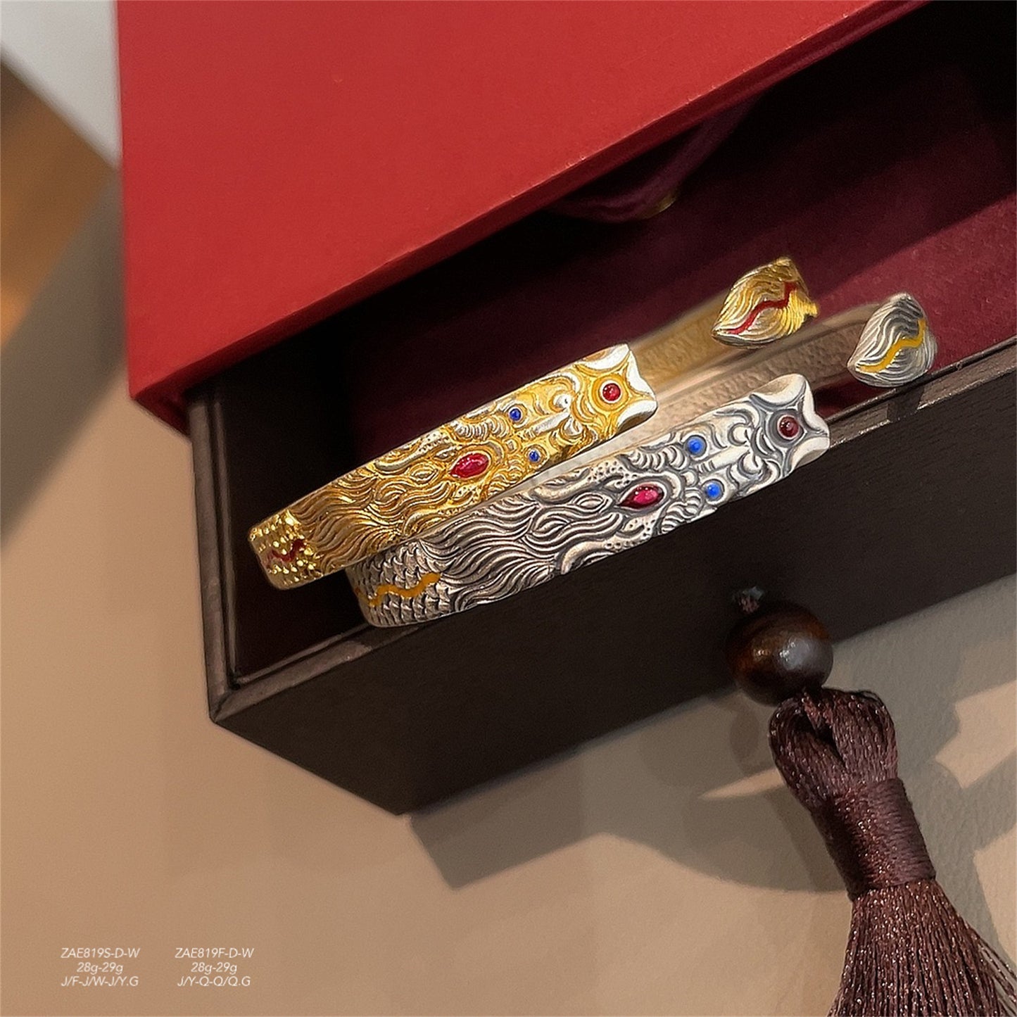 Pulsera abierta de plata de ley con dragón chino jugando con perla