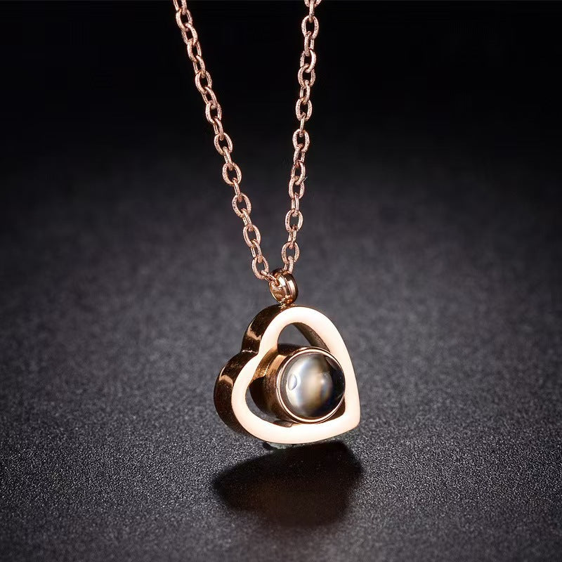 Collar de corazón con proyección de fotos