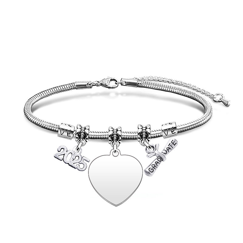 Pulsera con colgante de marca grabado con láser