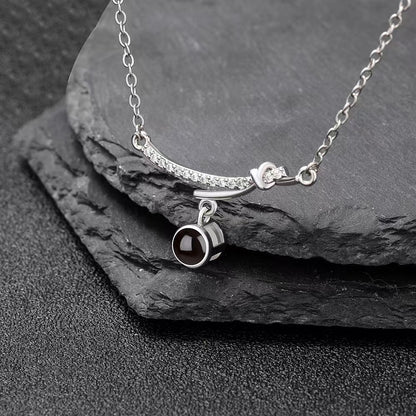 Collar de mariposa con proyección de fotos