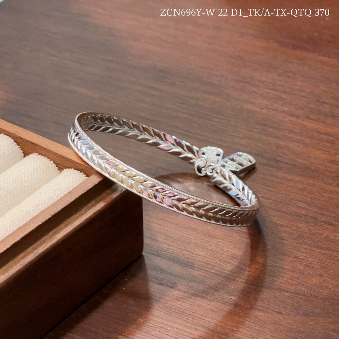 سوار من الفضة الإسترلينية على شكل أذن قمح مطلية بالذهب