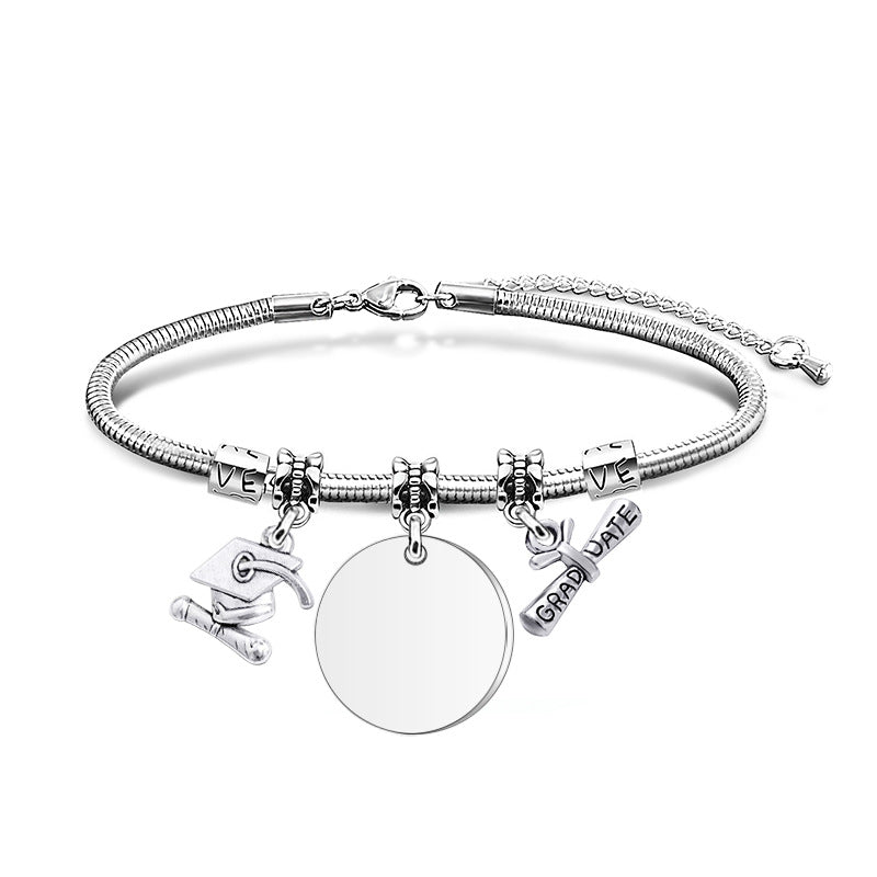 Pulsera con colgante de marca grabado con láser