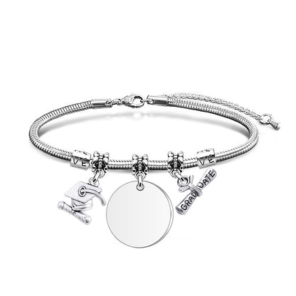 Pulsera con colgante de marca grabado con láser