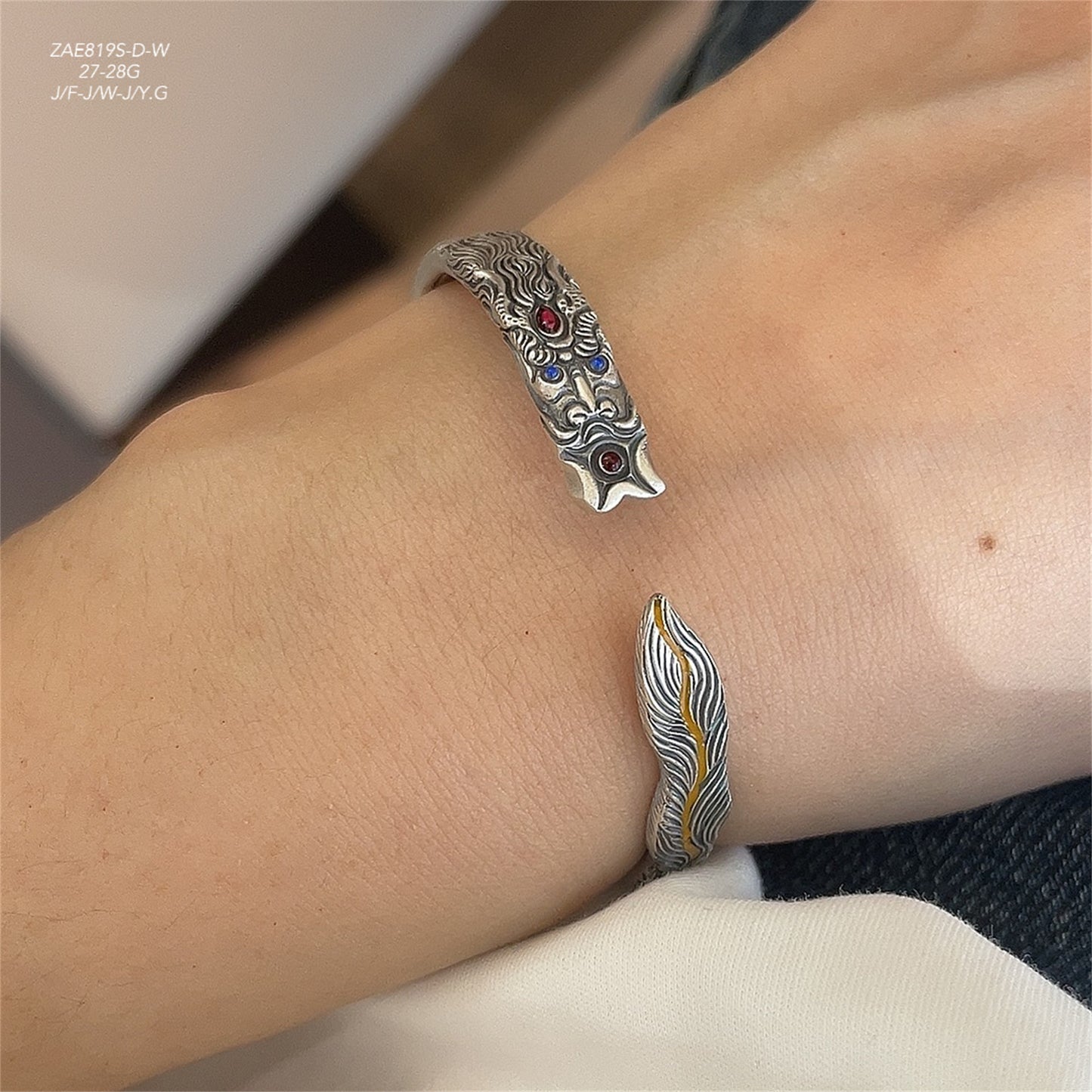 Pulsera abierta de plata de ley con dragón chino jugando con perla