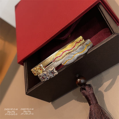 Pulsera abierta de plata de ley con dragón chino jugando con perla