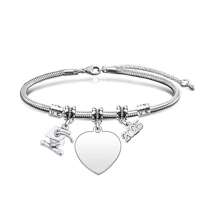 Pulsera con colgante de marca grabado con láser