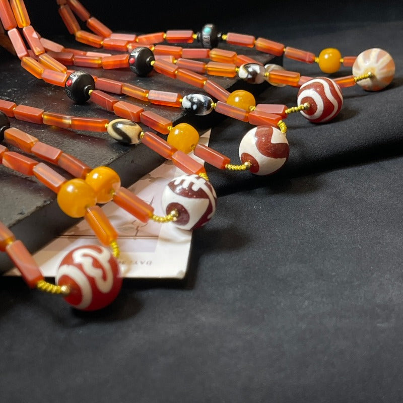 قلادة الترقوة من خرز دزي العصري من العقيق