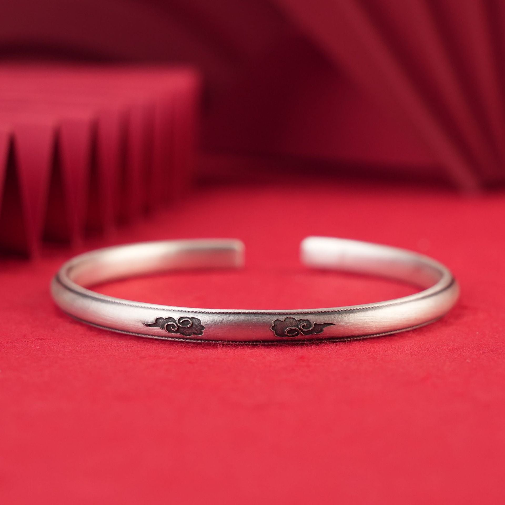 Chinese style auspicious cloud pattern edge round sterling silver bracelet - jewelry - weilin.com