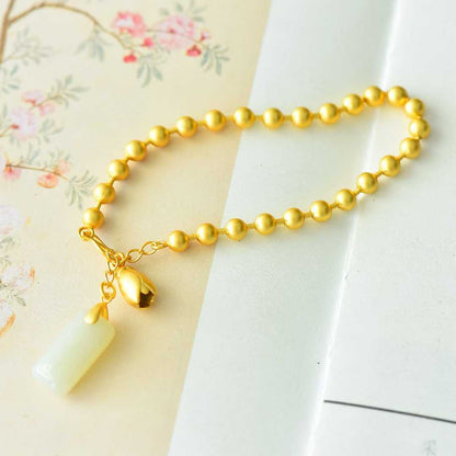 سوار من اليشم هتيان مرصع بالفضة عيار 925، مع خرزات فضية مستطيلة الشكل على شكل طبول مزدوجة وخردة فضية عادية.