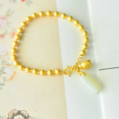 سوار من اليشم هتيان مرصع بالفضة عيار 925، مع خرزات فضية مستطيلة الشكل على شكل طبول مزدوجة وخردة فضية عادية.