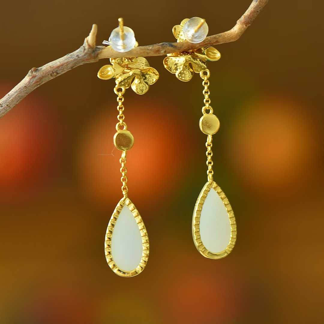 أقراط أذن من الفضة عيار 925 مرصعة بالنيفرت بتصميم "أزهار الخوخ المزهرة".