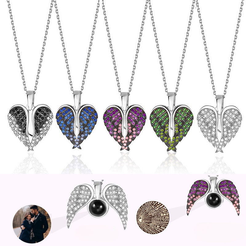 Collar con proyección de fotos en forma de corazón y alas de ángel 
