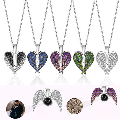 Collar con proyección de fotos en forma de corazón y alas de ángel 