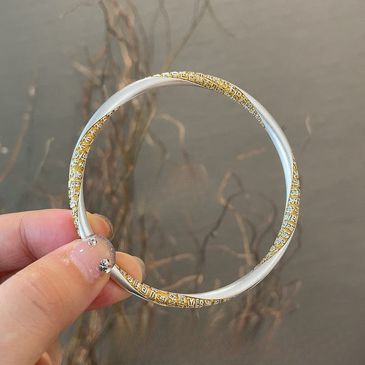 سوار عصري من الفضة الإسترلينية مطلي بالذهب 