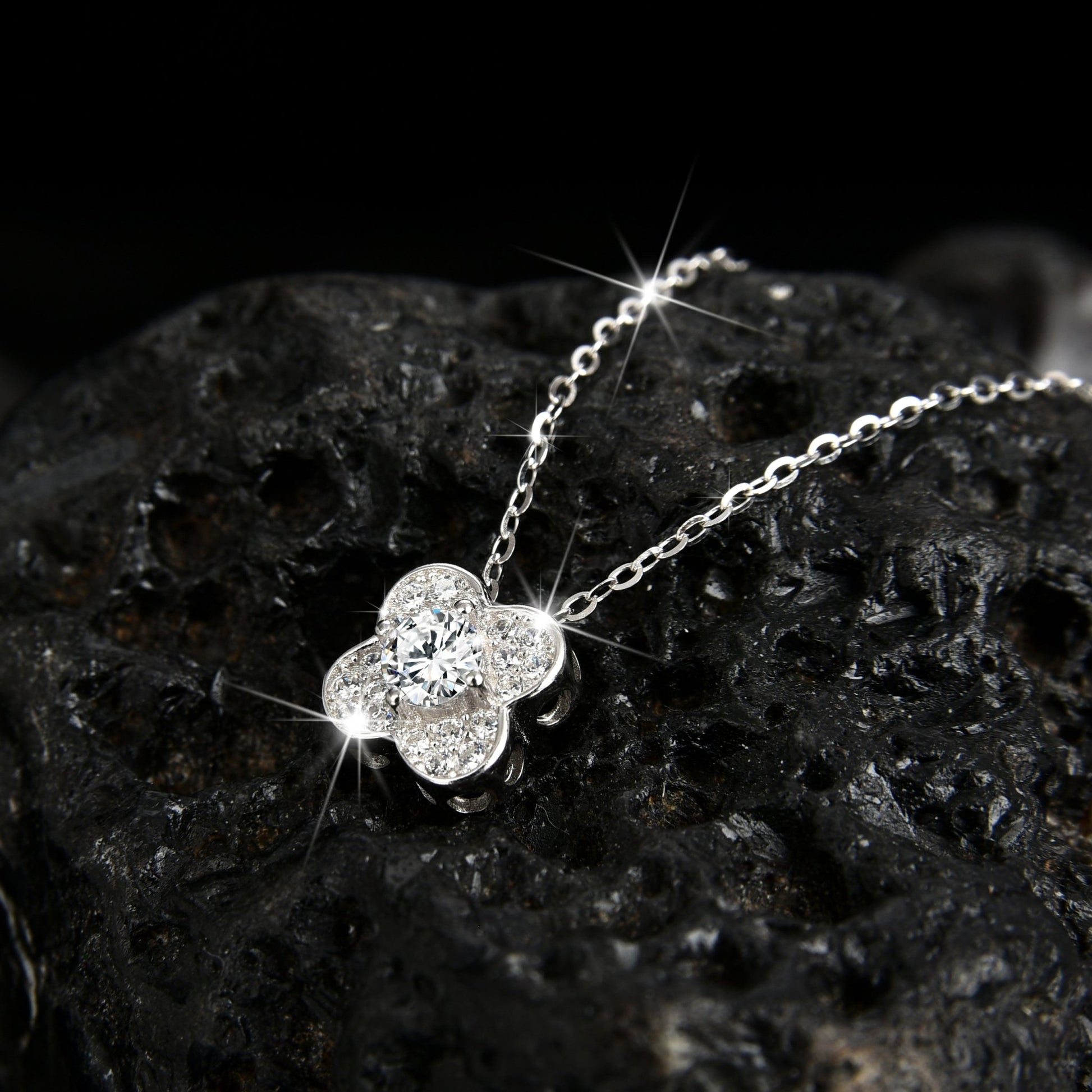 Exquisite and fashionable lucky four - leaf grass pendant necklace - jewelry - weilin.com