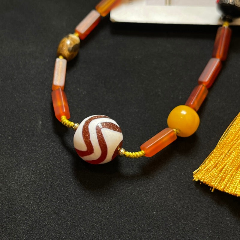 قلادة الترقوة من خرز دزي العصري من العقيق