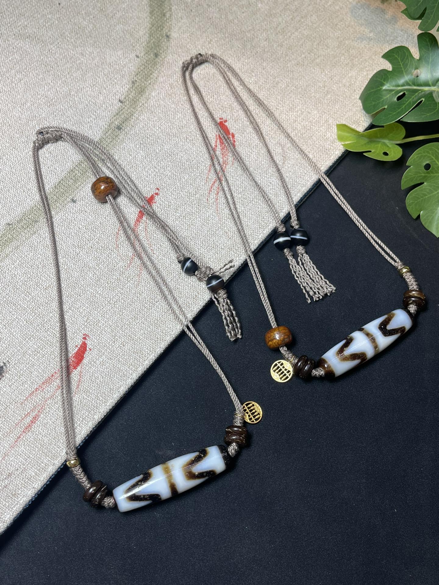 Fashionable double tiger tooth dzi bead clavicle necklace - jewelry - weilin.com