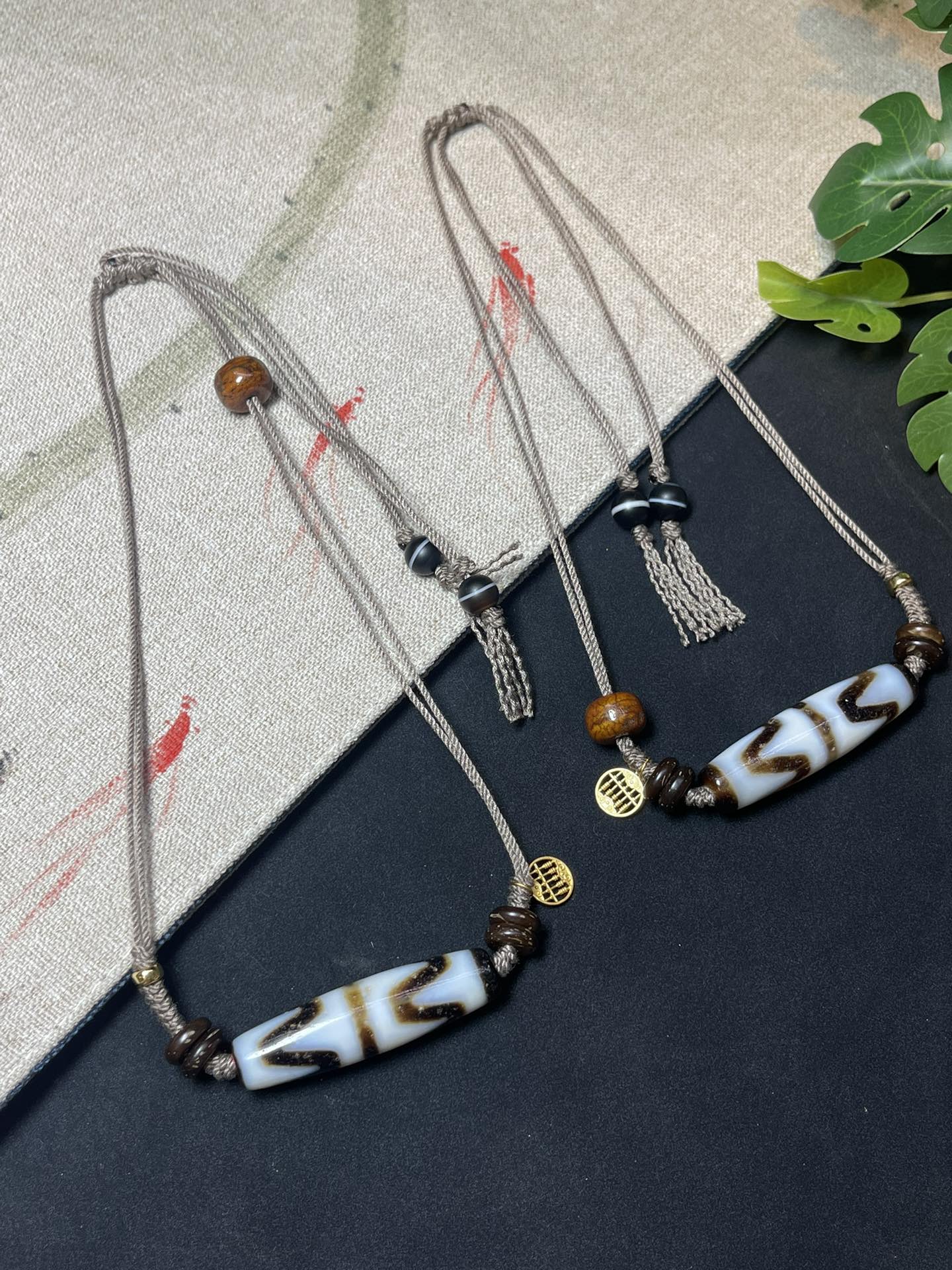 Fashionable double tiger tooth dzi bead clavicle necklace - jewelry - weilin.com
