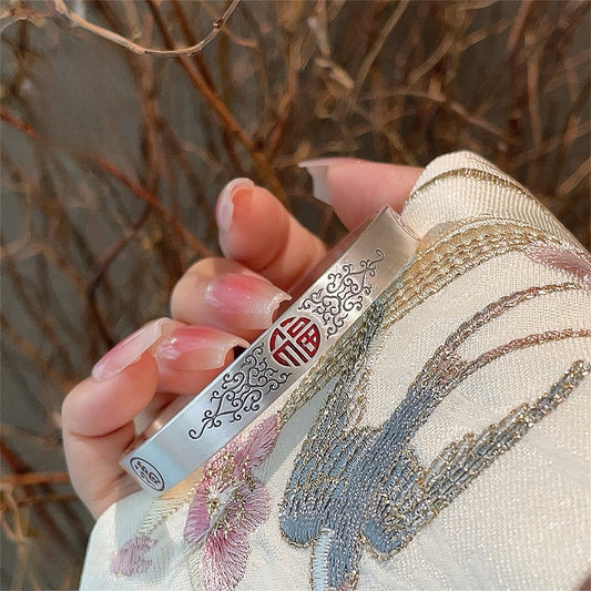 سوار فضي سادة بحرف "فو" باللون الأحمر المينا 