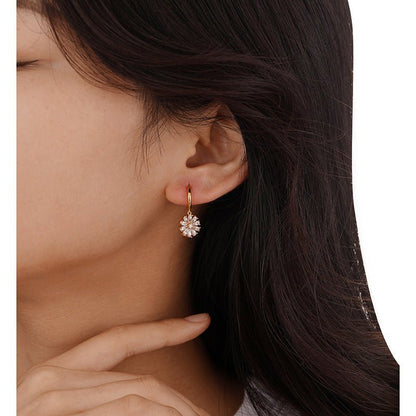 Simple and fashionable zircon flower earrings - jewelry - weilin.com